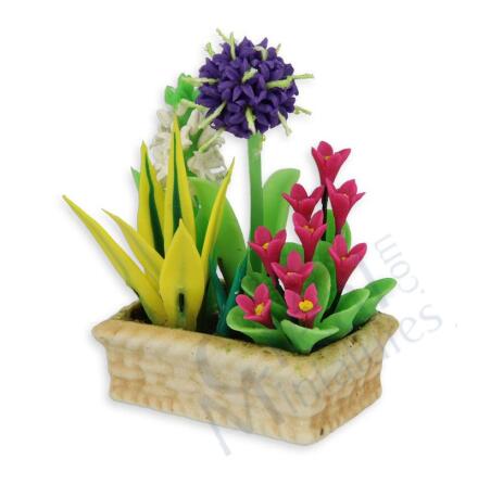 Blomstergrupp i porslinskorg